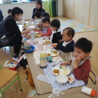 ２月の園生活（１歳児はっぴい１組・初めてのさくらランチ）