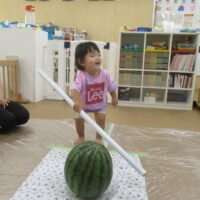 はっぴい２組・１歳児３号認定クラス（27日　スイカ割り）