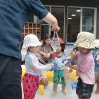 宮久保幼稚園はっぴい１組（１歳児）・ぱれっと（２歳児）水遊び